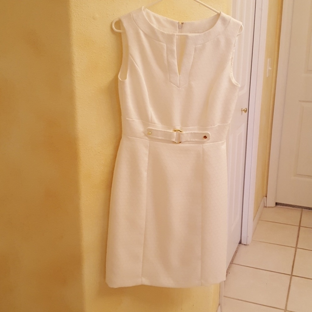 Sleeveless sheath white dress